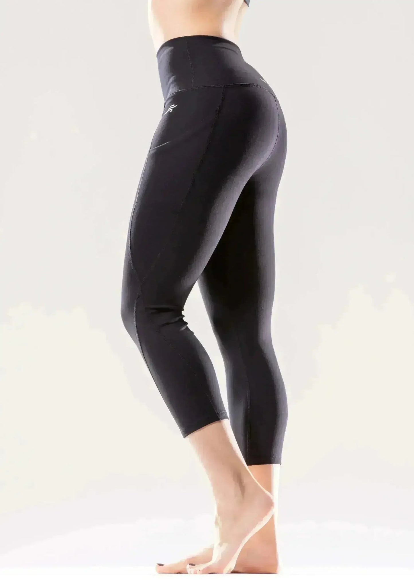 Jolie High-Waisted Capri Leggings with Hip Pockets | Femstylo