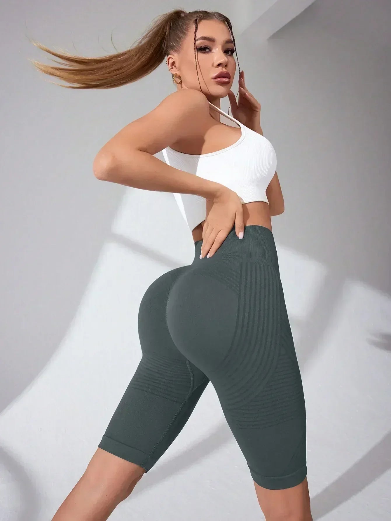 Women‘s Seamless Yoga Shorts High Waisted Striped Slim Shorts Sexy Butt Lifting Gym Trainning High Elastic Five Point Pants
