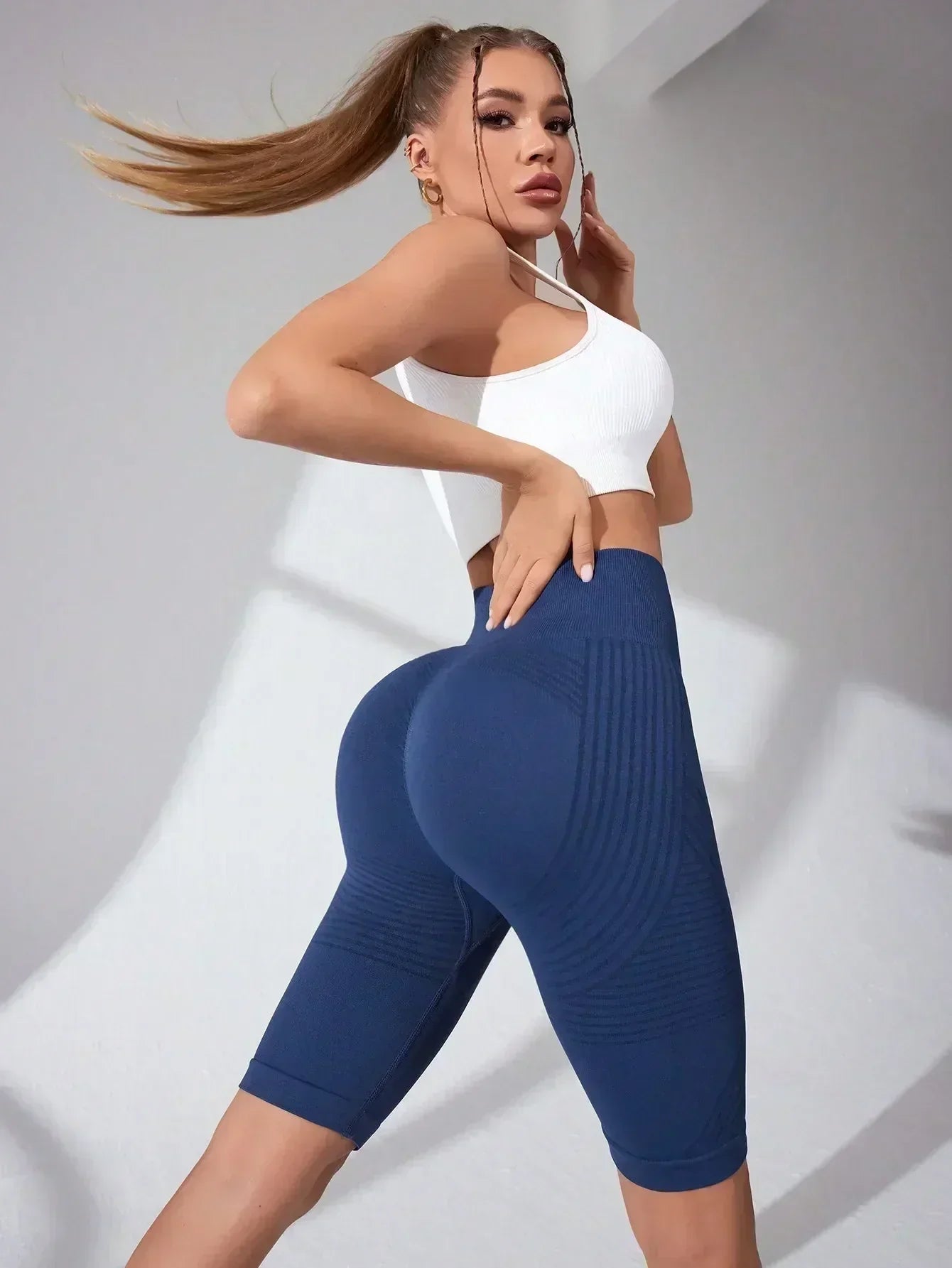 Women‘s Seamless Yoga Shorts High Waisted Striped Slim Shorts Sexy Butt Lifting Gym Trainning High Elastic Five Point Pants